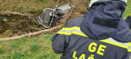 FOTO: Vozilo v potoku, v njem je bila ena oseba