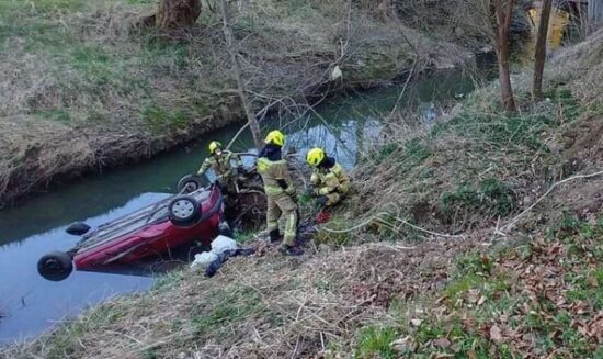 Vozilo zdrselo v reko Savinjo, na pomoč priskočili štirje fantje