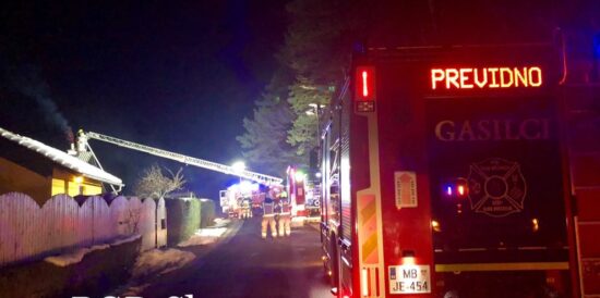 Požar zajel stanovanjsko hišo, dva odpeljali, škode za 10 tisočakov