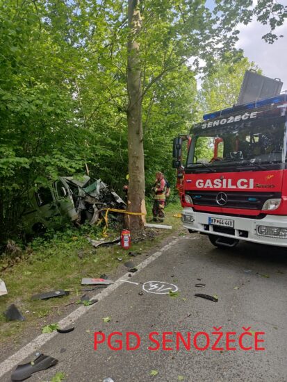 FOTO: Cesta zaprta, ugasnilo je življenje, posnetki s kraja so šokantni