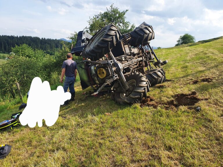 FOTO: Grozljivi prizori! Traktor ga je pokopal, umrl je na mestu