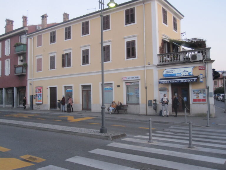 Občanka na avtobusni postaji našla moškega polnega modric