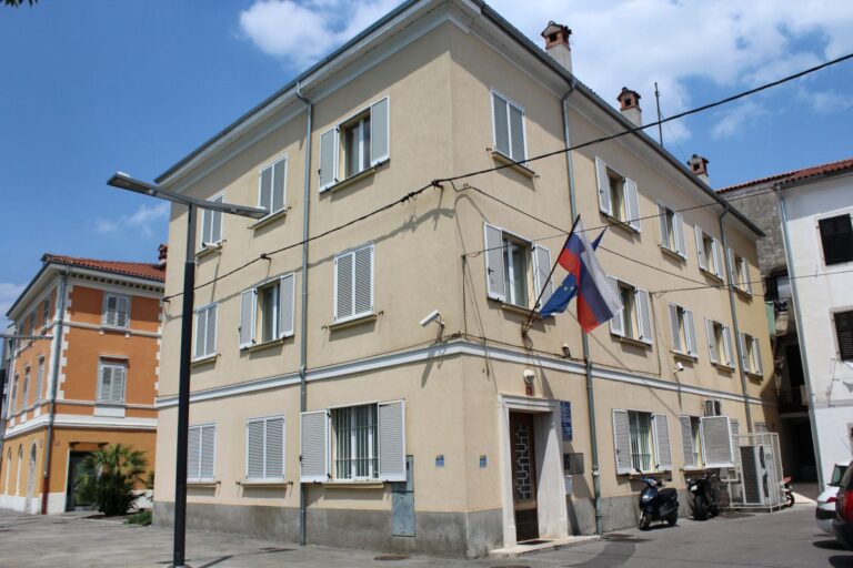 Ob 1.03 drama pred policijsko postajo, to je počel domačin