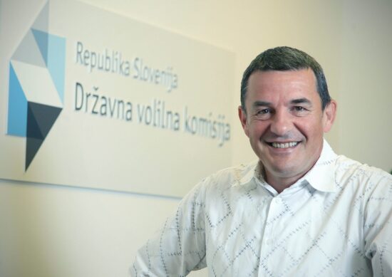 Škandal iz Državne volilne komisije: Vučkovi so objavili napačna imena poslancev, ta ekipa še dvojnim volitvam letos gotovo ne bo kos