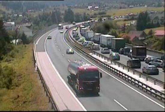 Trčenje štirih tovornjakov, avtocesta zaprta, poročajo o smrti