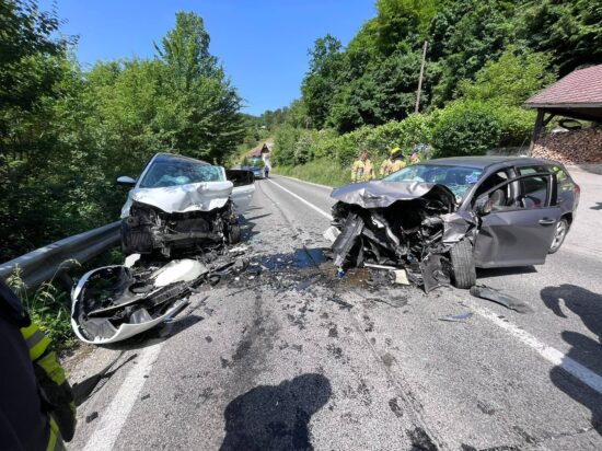 FOTO: Zapeljala na nasprotno vozišče: V avtu, ki je pripeljal nasproti, dva hudo poškodovana, ena lažje