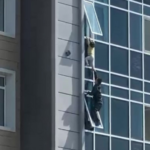 VIDEO: Kot Superman rešil otroka, ki je visel v osmem nadstropju