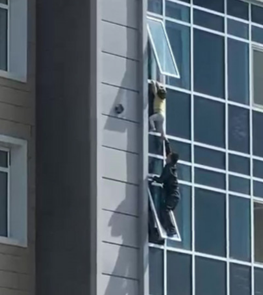 VIDEO: Kot Superman rešil otroka, ki je visel v osmem nadstropju