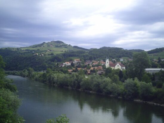 Pri Krškem zjutraj na reki Savi modrikasti madeži