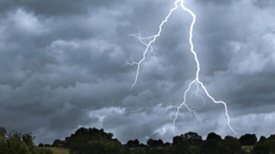 Burna noč je za nami, klestila toča, tudi strela udarila v hišo