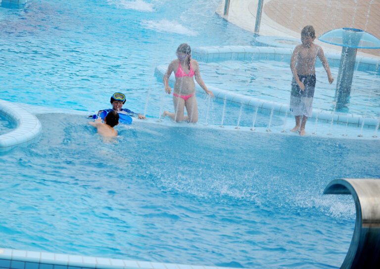 Drama na ljubljanskem kopališču, iz bazena potegnili negibnega mlajšega otroka