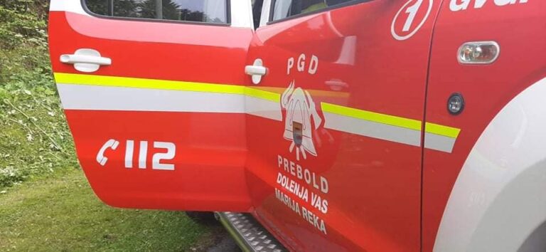 Otrok plezal po strehi delavnice in padel vanjo