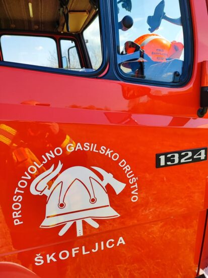 Po cesti se je razsula moka