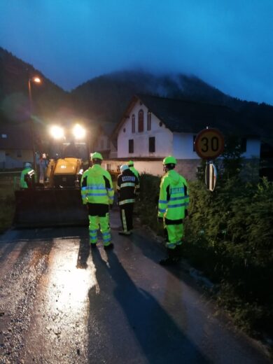 Neurje zajelo vzhod, strele udarjale v hiše in povzročale požare, voda uničila številne ceste