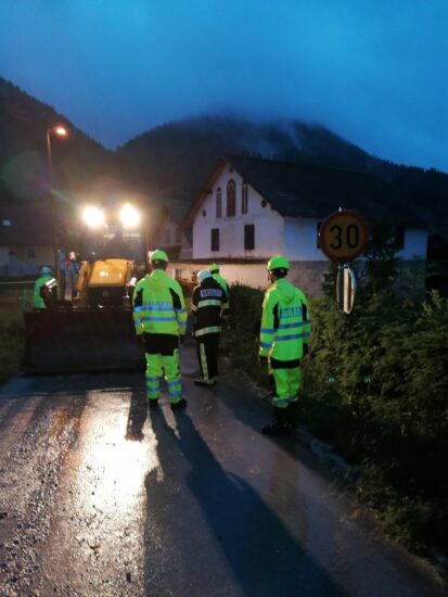 Neurje zajelo vzhod, strele udarjale v hiše in povzročale požare, voda uničila številne ceste