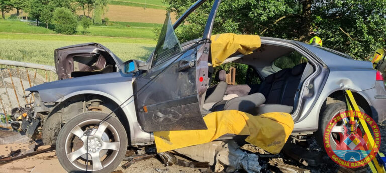 FOTO: Grozljive posledice prometne nesreče, avtomobil ‘totalka’