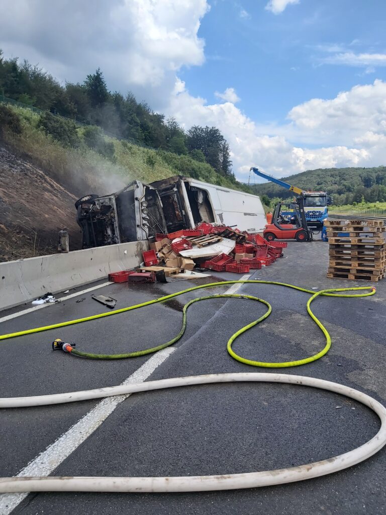 FOTO: Avtocesta proti Ljubljani zaprta več ur, Dars objavil posnetek prizorišča nesreče