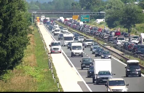 Avtocesta zaprta, v nesreči vozilo zagorelo