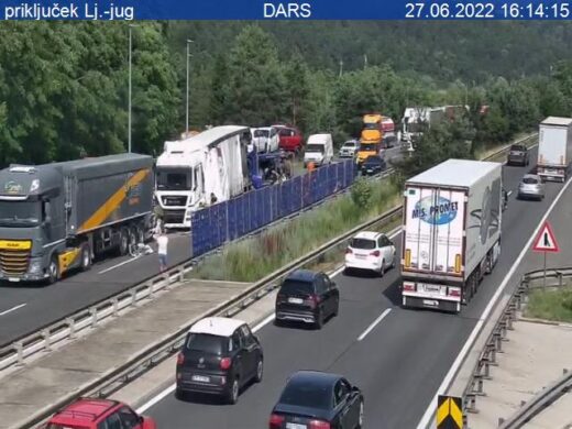 Obvoznica ostaja zaprta, razkrito, da so trčila tri tovorna in osebno vozilo