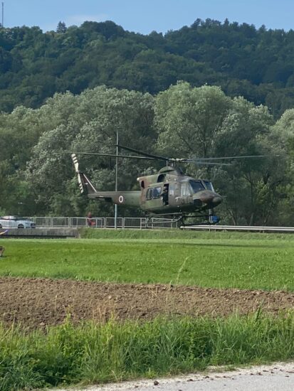 FOTO: Nesreča zaprla cesto v centru, tako je pristal helikopter, ki je prišel po poškodovanca