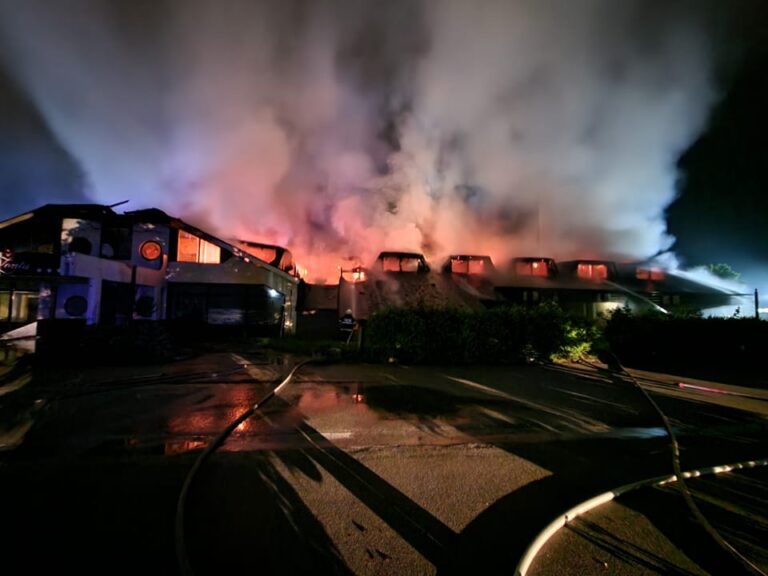 FOTO: Ogenj ponoči pogoltnil hotel