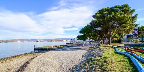 Drama na slovenski plaži, po pljunku je zgrabil še kamen