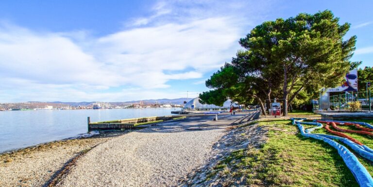 Drama na slovenski plaži, po pljunku je zgrabil še kamen