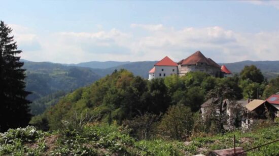 Življenje visi na nitki, ponesrečil se je, ko je delal