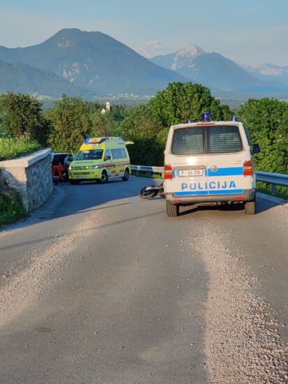 Prehitevala, ko ji je nasproti pravilno pripeljal 21-letni motorist. Hudo je
