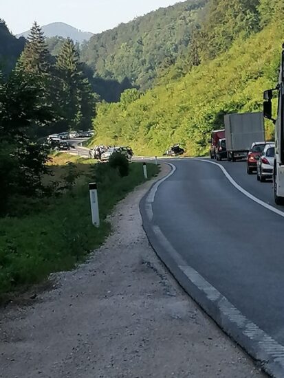 FOTO: Nesreča že zjutraj blokirala cesto