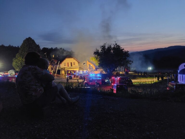 FOTO: Domačija pogorela do konca, brez strehe nad glavo tudi dojenček in petletnik