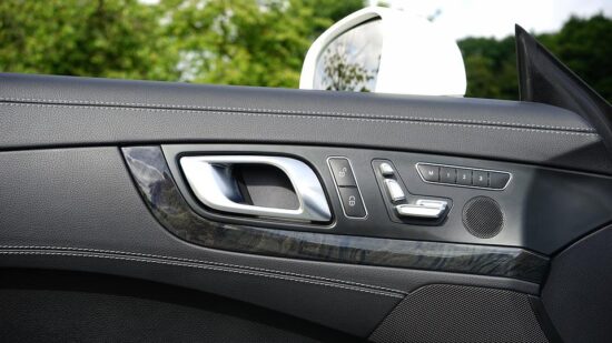 Avtomobil se je sam zaklenil, otrok ostal notri