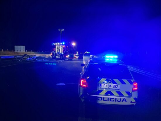 Vrglo ga je na nasprotni pas, vanj je trčila nič hudega sluteča voznica! Znano, kdo je umrl na avtocesti