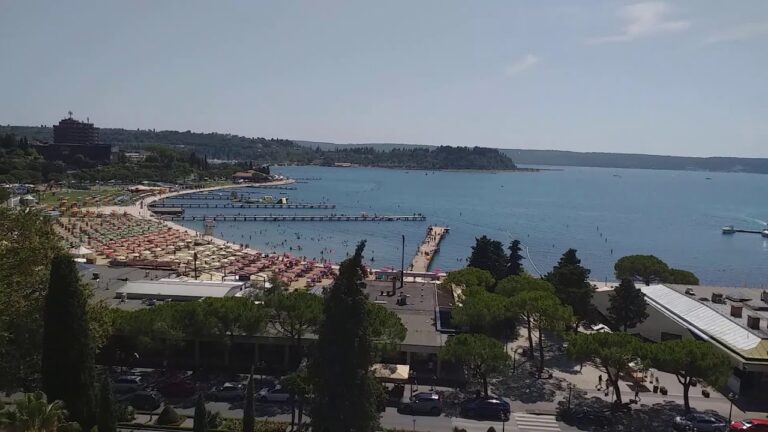 Kopalci na centralni plaži v Portorožu iz morja potegnili žensko