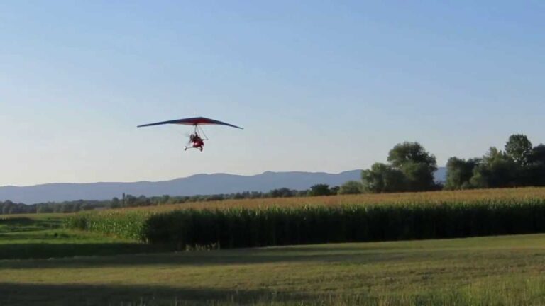 Strmoglavil na prepadno območje, njegovo življenje visi na nitki