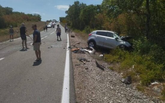FOTO: V trčenju s smetarskim tovornjakom na Krku umrla Slovenka