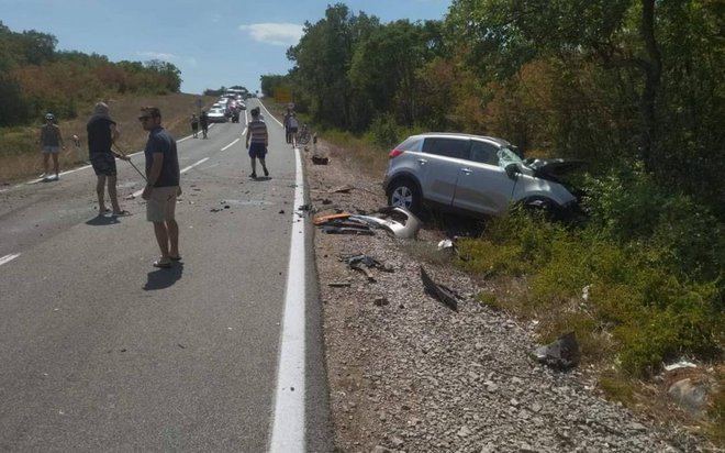 FOTO: V trčenju s smetarskim tovornjakom na Krku umrla Slovenka