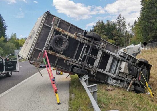 FOTO: Avtocesto zaprlo: Radovednost voznikov podaljšuje zastoj