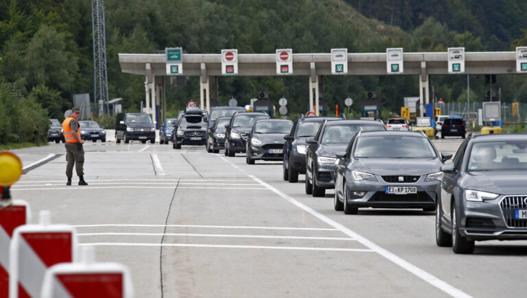 Pozor, na cestah že povečan promet, nesreča pa je zaprla to cesto
