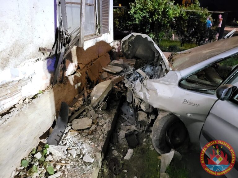 FOTO: Šokantni prizor, z avtomobilom priletel v hišo