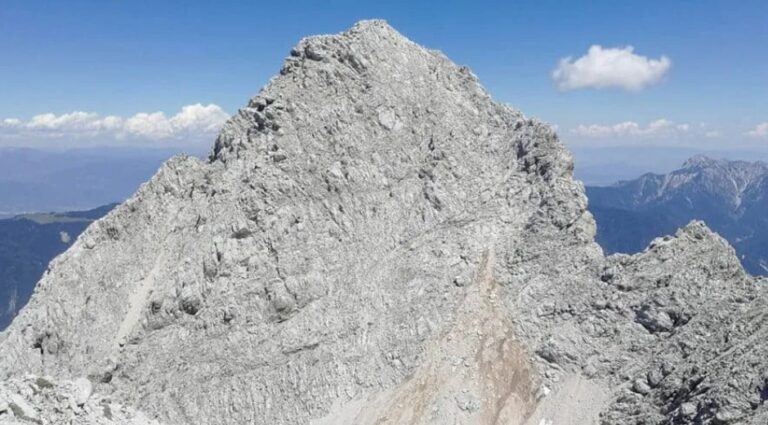 Tragedija v severni steni Špika, umrl je alpinist
