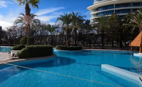 Tragedija na priljubljeni dopustniški destinaciji Slovencev, deček utonil v hotelskem bazenu