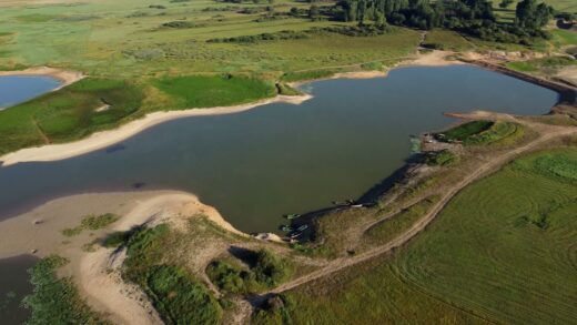 Grozno, obtičala je v globokem blatu