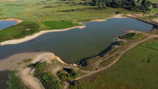 Grozno, obtičala je v globokem blatu