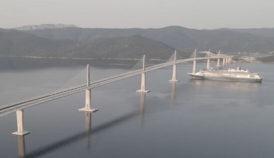 Grozljivka na Pelješcu: mladenič (27) z avtom zapeljal s trajektnega pomola in se utopil v morju