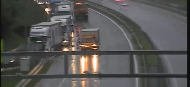 FOTO: Huda prometna nesreča, avtocesta je zaprta