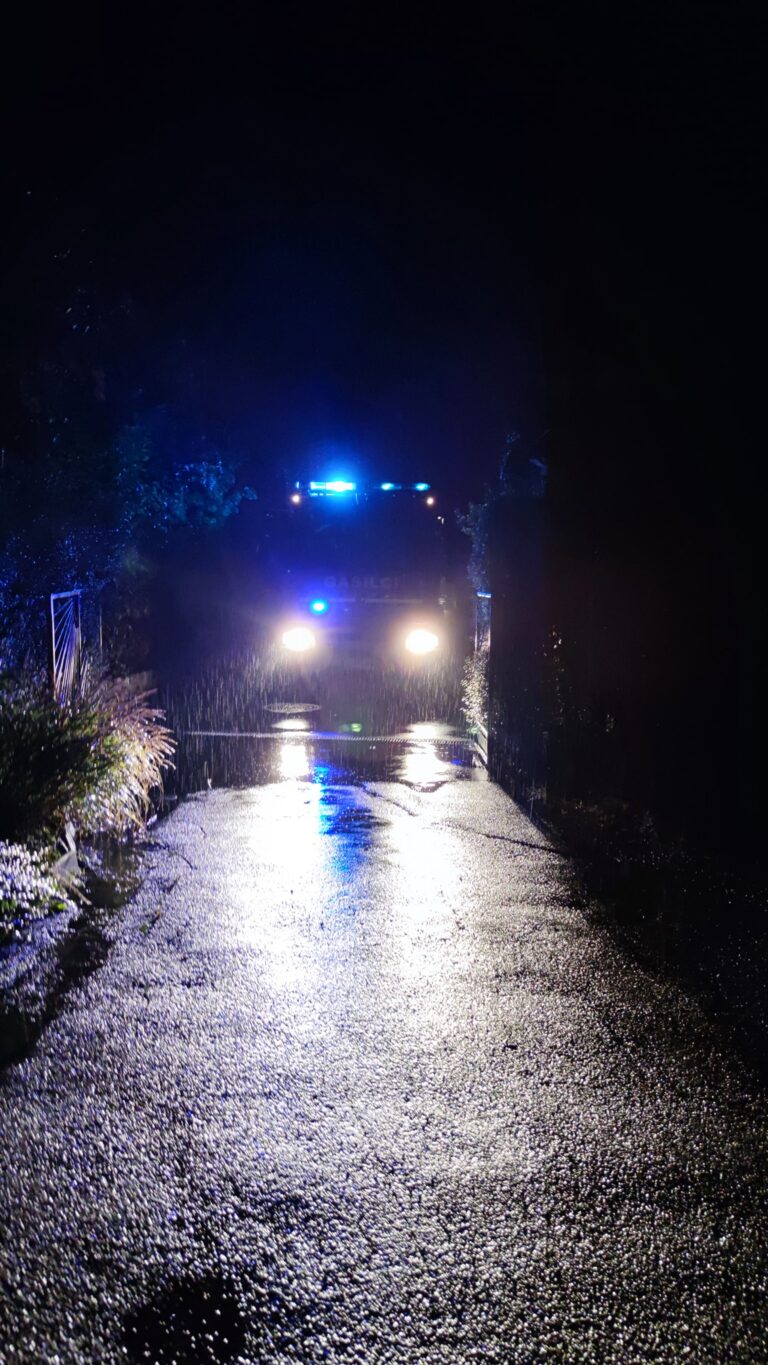 Po neurju pogrešajo otroka, ki je bil v avtomobilu s svojo mamo!