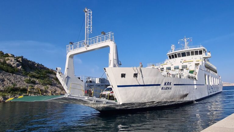 Na Krku je hotel z avtom na trajekt, a pristal v morju in umrl