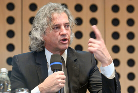 Preberite, zakaj nam Golob na široko odpira vrata v pekel