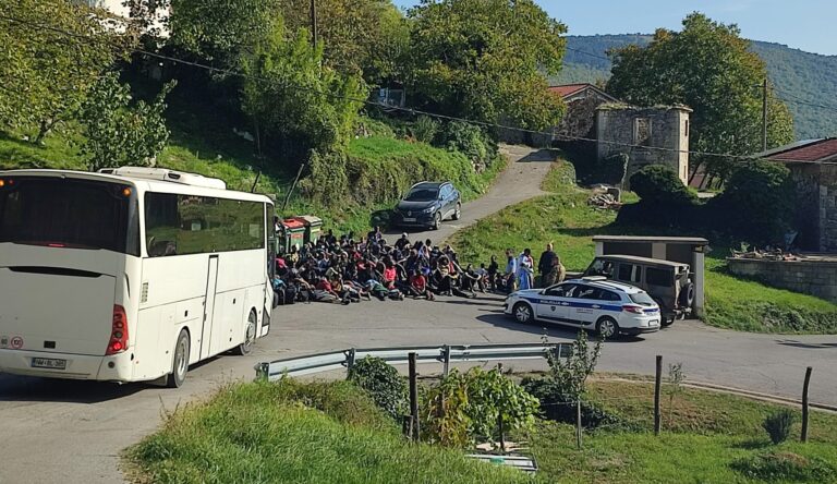 (VIDEO) Ministrica Bobnarjeva in lokalna oblast ignorirajo prebivalce Movraža, ki so zaradi migrantov najbolj na udaru